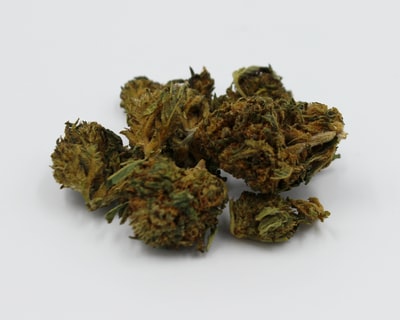 绿色的兴都库什在白色的表面
